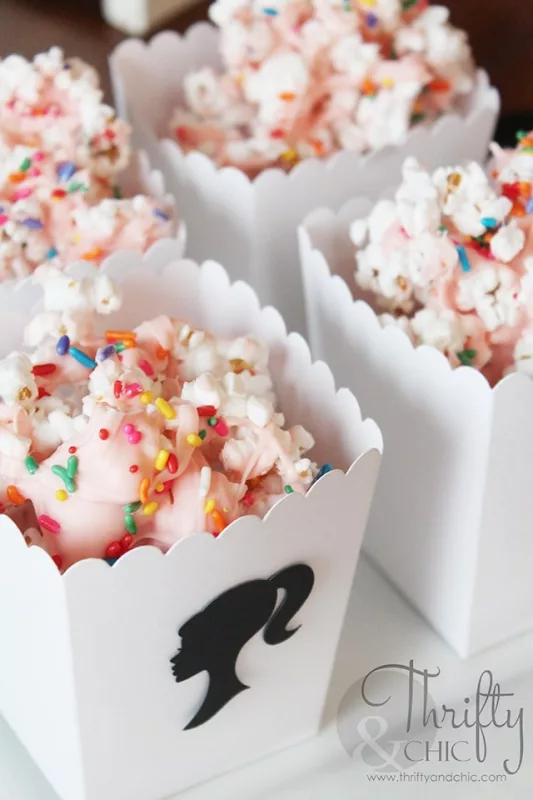 Popcorn with white chocolate and sprinkles