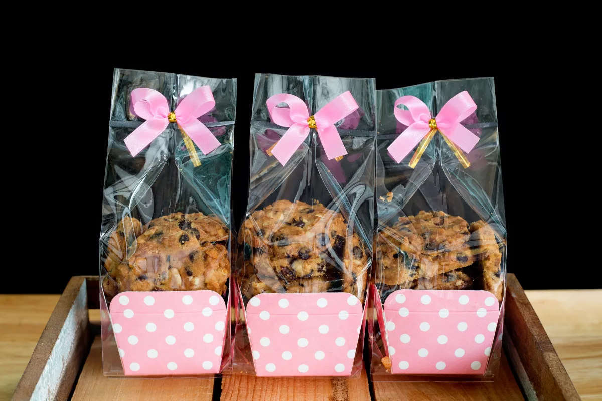 Give your guests homemade cookies wrapped in decorative boxes