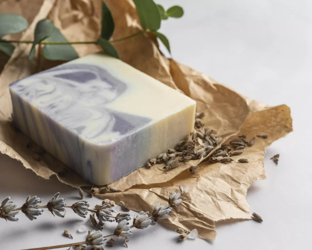 If you love DIY, homemade soaps are great ideas to give you colleagues this Christmas