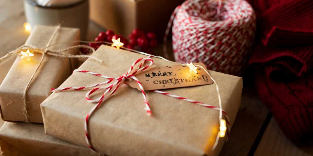 15+ thoughtful ideas for Christmas care package to send to family & friends