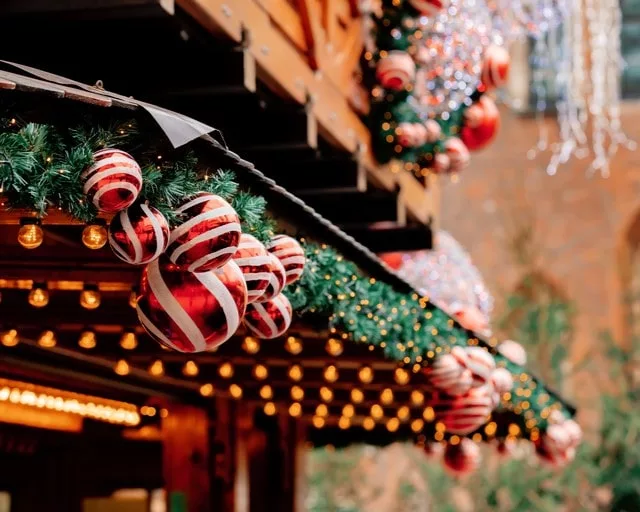 Create impressive outside decoration for Christmas