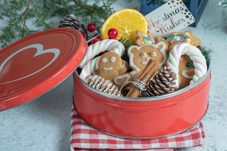 Fill your unique Christmas treat bag made of cookie tins