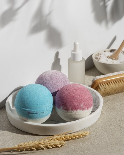 Pamper yourself daily by with a bath bomb set