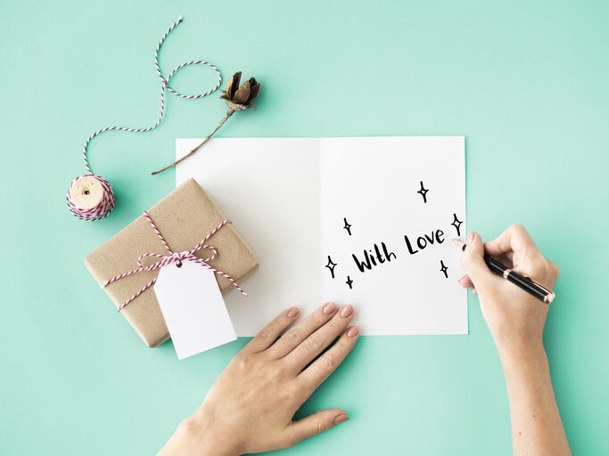 3 Easiest Ways to Create Unique Custom Party Favors (Personal & Corporate Events) 4 Handwritten notes on cards to put inside party favors