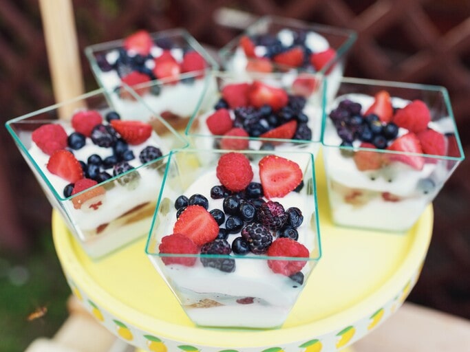 How to Make Fruit Cups for Party: The Best Containers, Decorations and Recipes 6 Mini Berry Parfaits