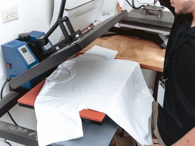 Why is my DTF transfer not sticking? 11 Common Causes and Quick Fixes 3 Pre-pressing the fabric surface before apply DTF transfers