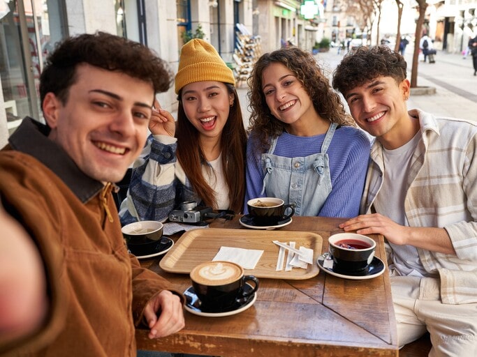 How to Plan a Group Trip: 5 Key Secrets for Your Next Adventure 4 Relaxing coffee time with friends