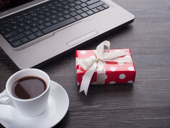 Boss’s Day Gift Ideas That Aren’t Mugs: 5 Fresh, Personalized & Actually Good Picks 2 What are Boss’s Day gifts