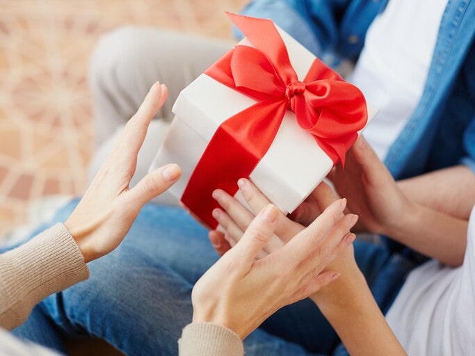 15 Personalized Housewarming Gift Ideas That Say "This Is Home" 2 What are Housewarming Gifts