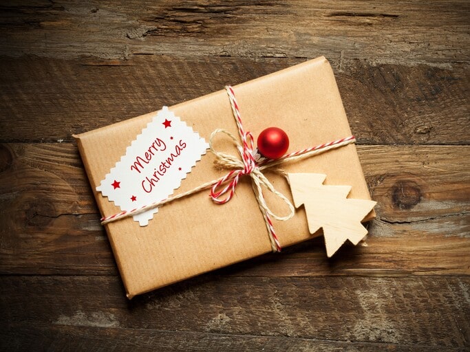 7 Steps for a Winning Client Gift Strategy That Impresses 5 A client gift box with a short personal message sticker
