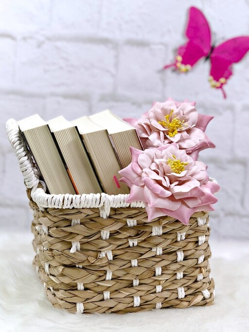 11 DIY Fall Gift Basket Ideas That Look Pricey (But Aren’t) 4 Book Lover’s Cozy Basket