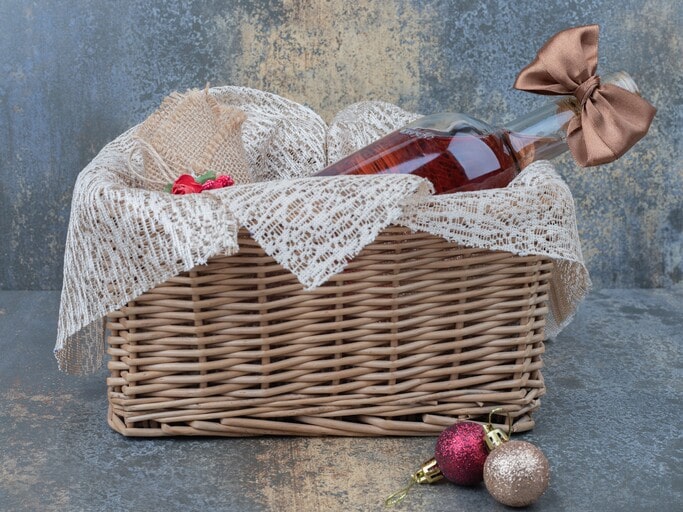 How to Build the Perfect Date Night Gift Basket by Yourself (5 Easy Steps) 3 Choose the container for the date night gift basket