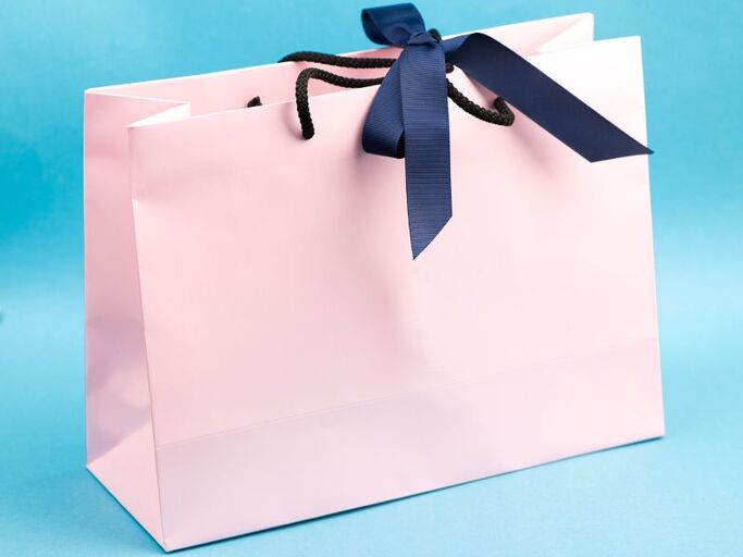 How to Build the Perfect Date Night Gift Basket by Yourself (5 Easy Steps) 6 Complet the gift with a satin ribbon