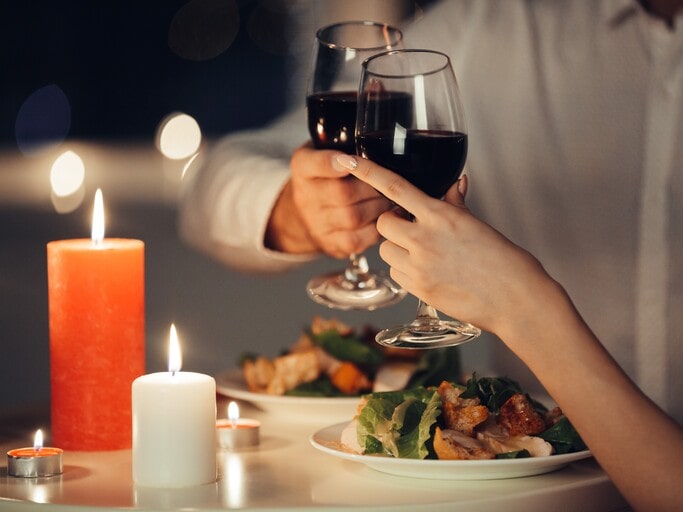 How to Build the Perfect Date Night Gift Basket by Yourself (5 Easy Steps) 2 Decide on a theme of your date night