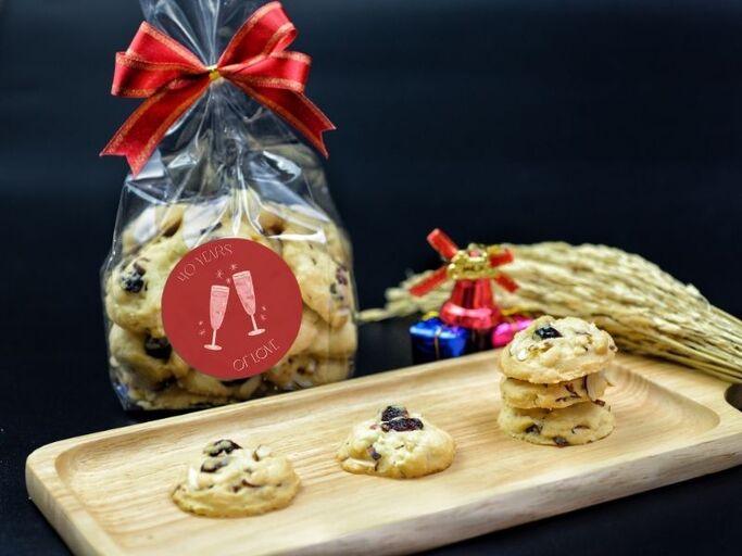 18 Meaningful 40th Wedding Anniversary Gift Ideas for Parents 5 Homebaked cookies with custom labels