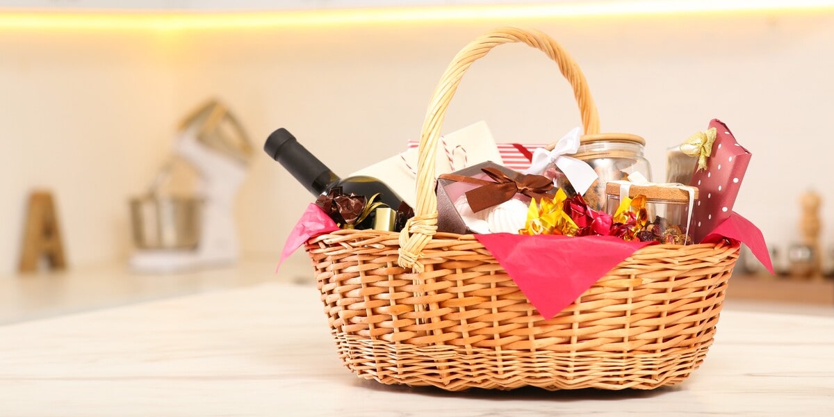 How to Build the Perfect Date Night Gift Basket by Yourself (5 Easy Steps)