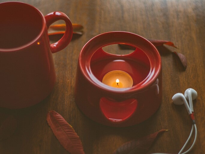 18 Meaningful 40th Wedding Anniversary Gift Ideas for Parents 3 Ruby red scented candle set