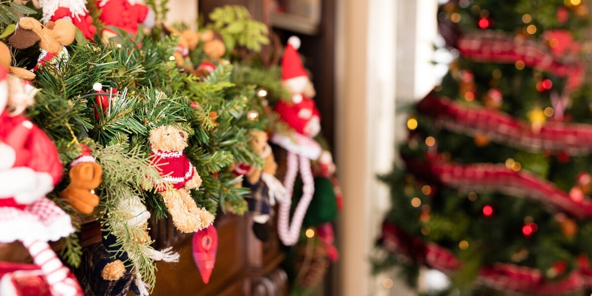 24 Timeless Outdoor Christmas Decorations We Can’t Skip