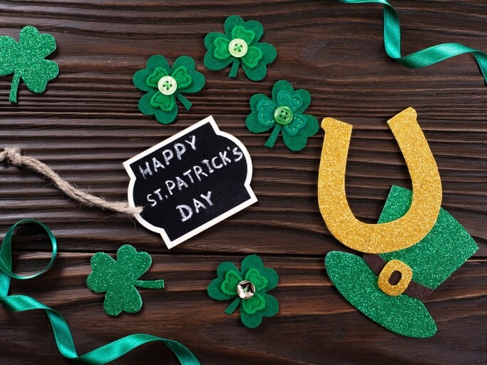 Clover leaves and horseshoes garland