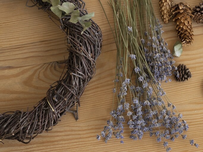 25 Easy Homemade Christmas Gifts You Can Finish in One Afternoon 4 Create Wreaths from Twigs