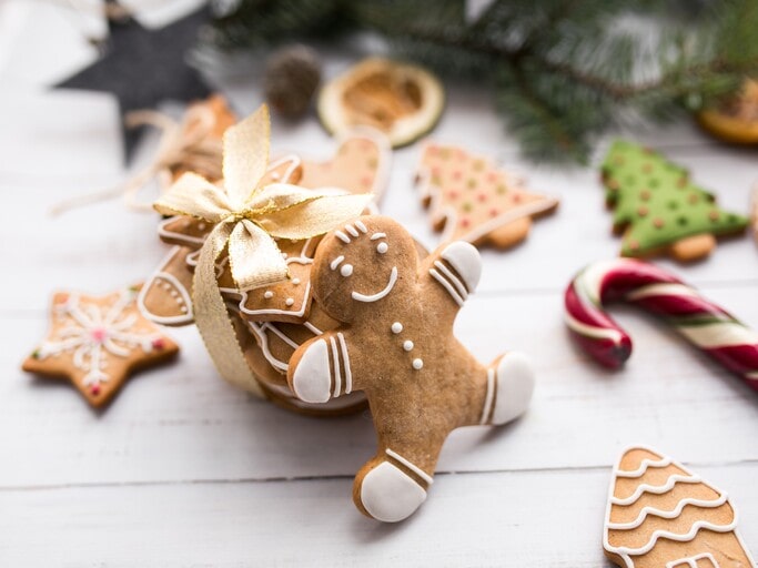 25 Easy Homemade Christmas Gifts You Can Finish in One Afternoon 2 Homebaked Gingerbread Cookies as Christmas gifts